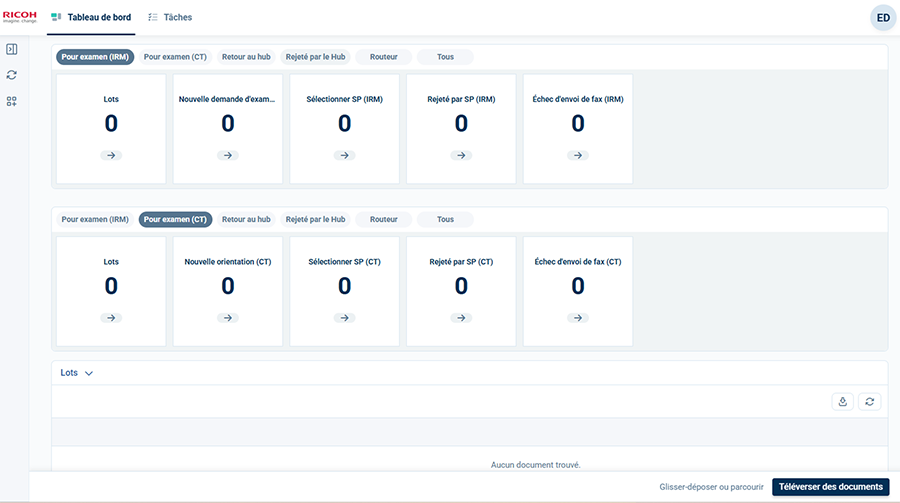 Capture d'écran d'un tableau de bord logiciel affichant des fonctions de navigation et de gestion des tâches. Comprend une barre de navigation supérieure, une navigation latérale gauche, des onglets pour les files d'attente et les listes, ainsi qu'un tableau détaillé indiquant les identifiants des tâches, les descriptions, les statuts et les affectations des utilisateurs avec des indicateurs de statut codés par couleur.
