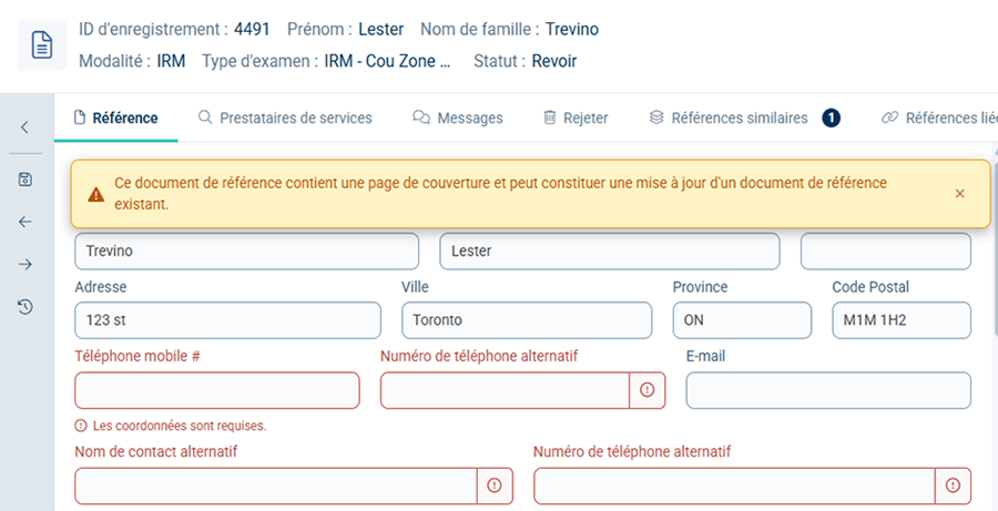 Capture d'écran d'un formulaire de référence médicale présentant les données démographiques d'un patient, y compris les coordonnées, l'identité de genre et les mesures physiques. Des icônes d'avertissement rouges mettent en évidence les renseignements manquants ou requis, avec une barre latérale affichant des options de navigation et une carte Santé Ontario partielle à droite.